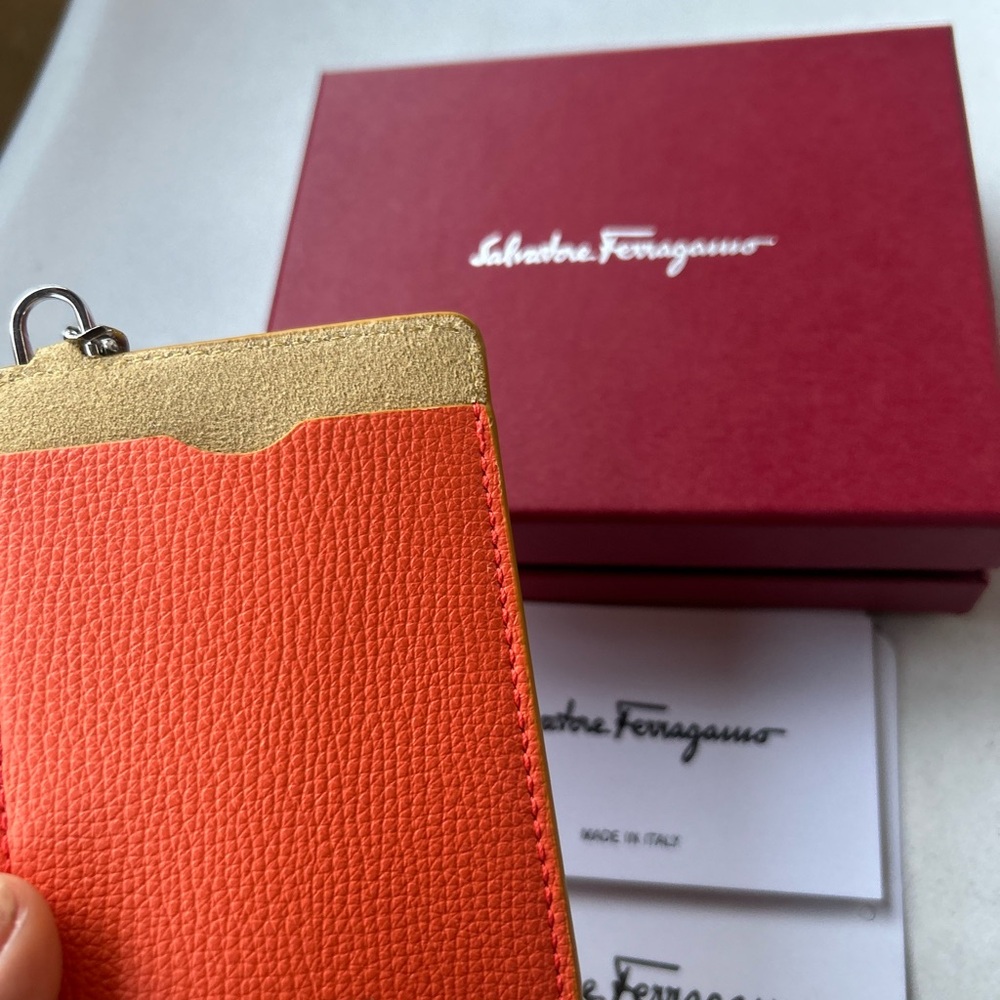 New Salvatore Ferragamo key card with chain - Picture 5 of 6